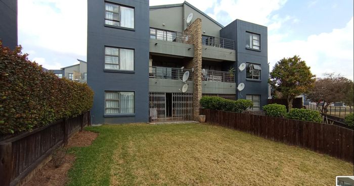 For Sale: Apartment in Greenstone Hill with pool, clubhouse, and 24-hour security.