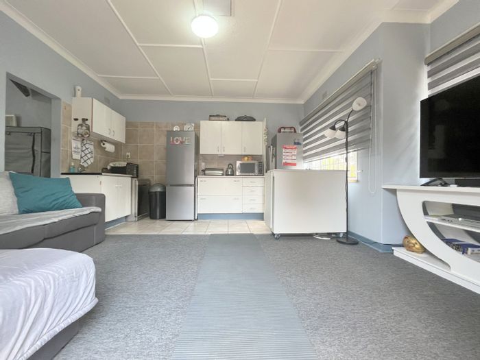 Edendale House To Rent: 1 bedroom, ensuite, open plan living, secure parking.