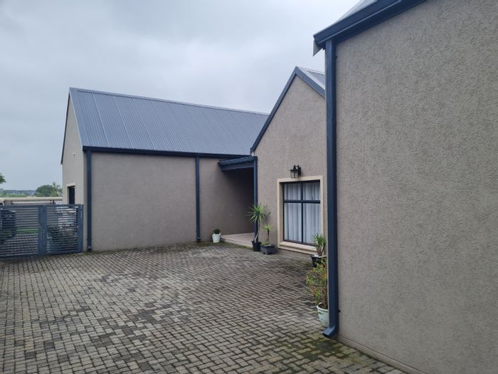 House For Sale in Heron Banks Golf Estate: 4 beds, pool, golf course access.