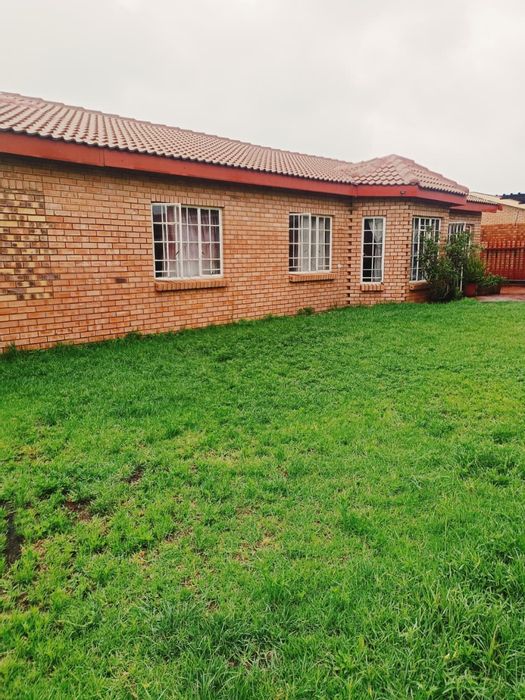 For Sale: House in Reyno Ridge with 3 bedrooms, yard, and convenient amenities.