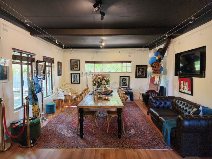 Flamwood House For Sale: Mixed-use potential, spacious rooms, and landscaped garden.