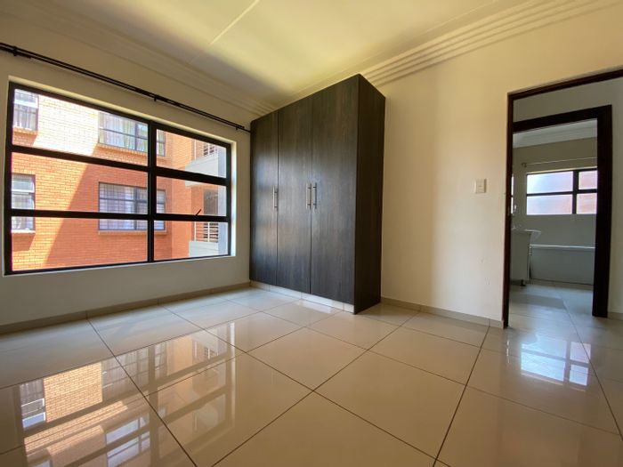 Eveleigh Apartment To Rent: 3 bedrooms, gym, restaurant, secure parking, close to amenities.