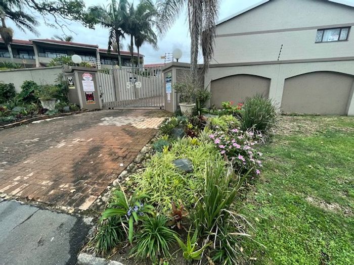 Uvongo Townhouse For Sale: 3 bedrooms, pool, pet-friendly, near beach and amenities.