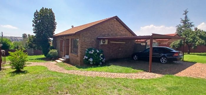Heuweloord House To Rent: 3 beds, Lapa, double carport, gated community.