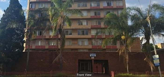 3-Bedroom Apartment For Sale in Arcadia, near schools and shopping centers.