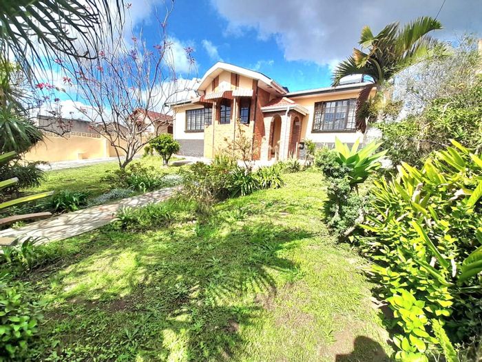 For Sale: House in Mdantsane Nu 17 with 3 bedrooms, solar power, and garage.