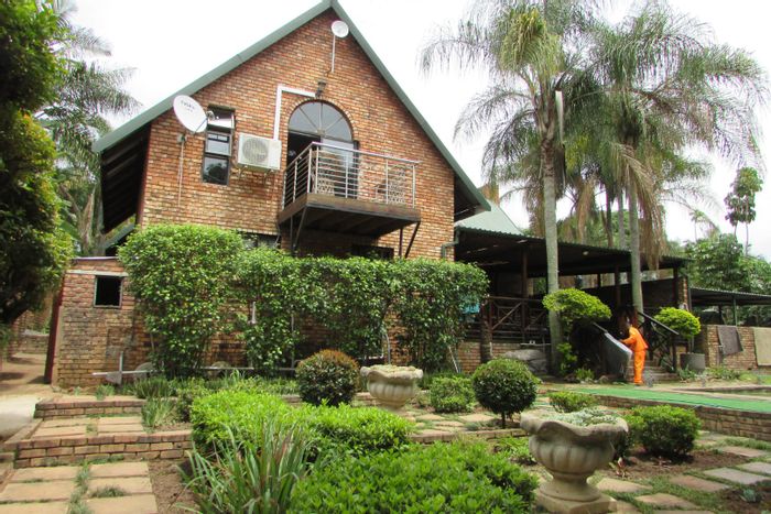 Kingsview Ext 1 House For Sale: 6 bedrooms, pool, entertainment deck, carport for 4.