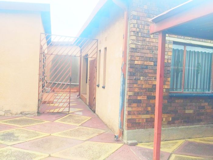 For Sale: House in Meadowlands with 6 bedrooms, flatlet, and income potential.