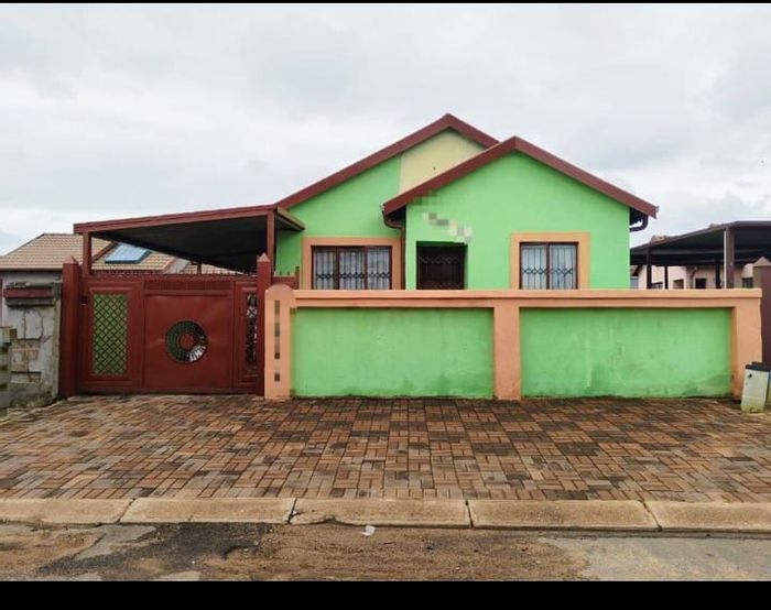 2-Bedroom House For Sale in Soshanguve East Ext 6 with carport and pavement.