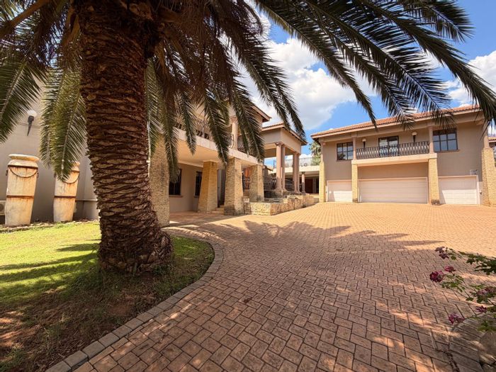 Wilkoppies House For Sale: 4-hectare stand, spacious living, outdoor amenities, office space.