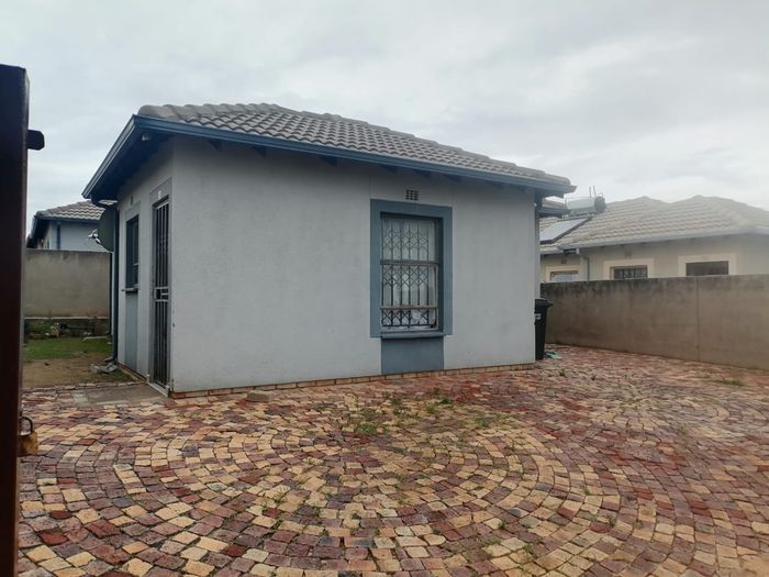 3-Bed, 2-Bath House for Sale in Riverside View Ext 35 with open-plan layout.