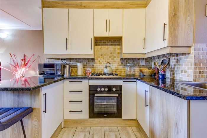 Impala Park Townhouse For Sale: 2 Bedrooms, pool, double carport, scullery.