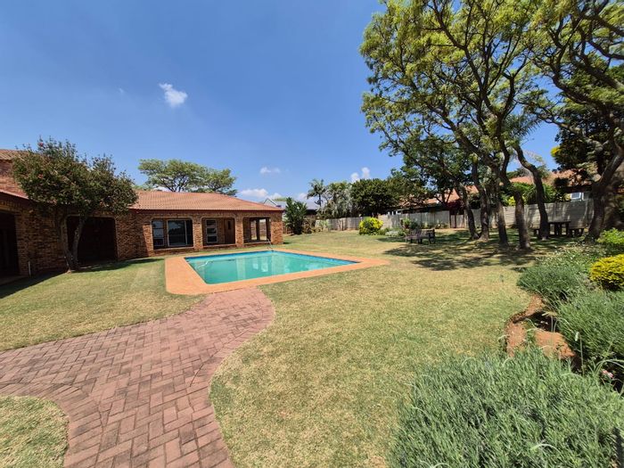 Wapadrand Townhouse For Sale: 3 beds, pool, clubhouse, dog-friendly complex.