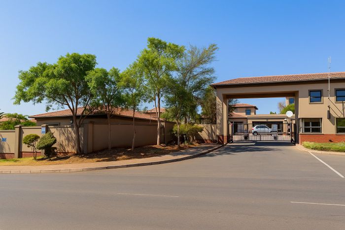 4-Bedroom House To Rent in Noordwyk with inverter, pet-friendly garden, and security.