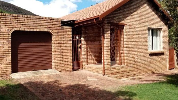 For Sale: 4-bedroom house in Suiderberg with spacious yard and garage.