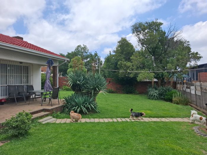 Eastleigh House For Sale: 3 Bedrooms, large cottage, spacious layout, near schools.