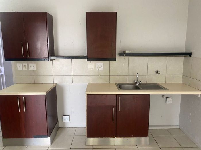 2-Bedroom Apartment For Sale in Kempton Park Central with Balcony and Parking.