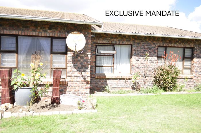 Wavecrest House For Sale: 3 Bedrooms, spacious family room, close to amenities.