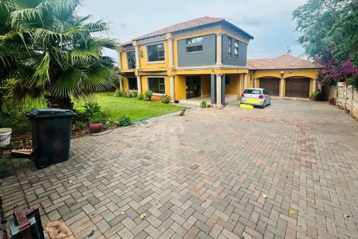 For Sale: House in Proclamation Hill with 5 bedrooms, flatlet, and double garage.