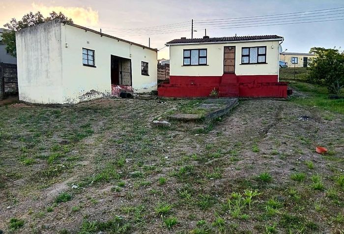 For Sale: 2-bedroom house in Mdantsane Nu 11 with spacious yard and outside rooms.