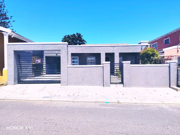 For Sale: House in Silversands with 3 bedrooms, indoor/outdoor braai, double garage.