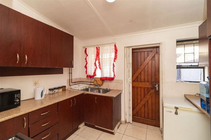 Bonaero Park House For Sale: 3 beds, granny flat, staff quarters, ample parking.