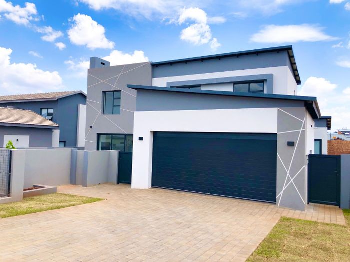 For Sale: House in Fountainbrook Estate with pool, boma, staff quarters, and garage.