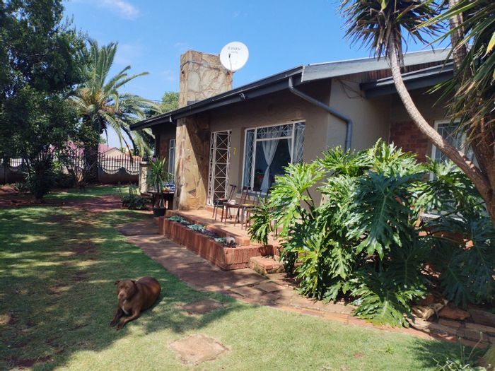 House for Sale in Casseldale: 3 Bedrooms, Double Garage, Established Garden, Close to Schools.