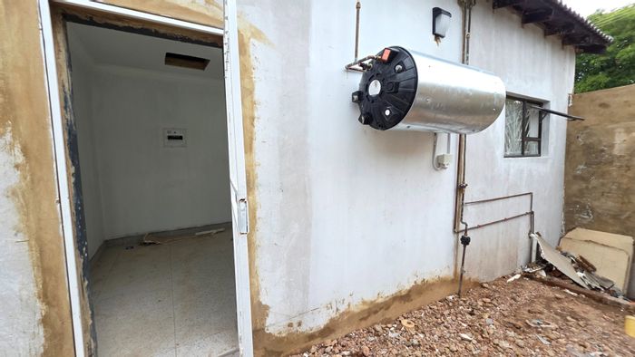 3-Bedroom Apartment To Rent in Laudium with Ensuites and Secure Parking.