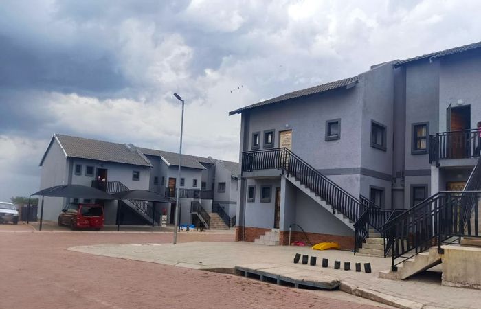 For Sale: Bendor Townhouse with 2 bedrooms, open-plan living, and convenient amenities.