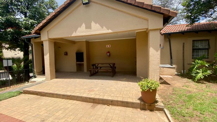 Bryanston Apartment To Rent: 1 bed, pool, clubhouse, secure estate, close to amenities.