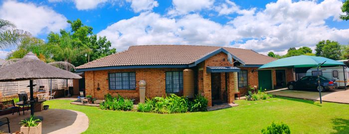 3-Bedroom House For Sale in Modimolle Central with ample parking and pet-friendly garden.