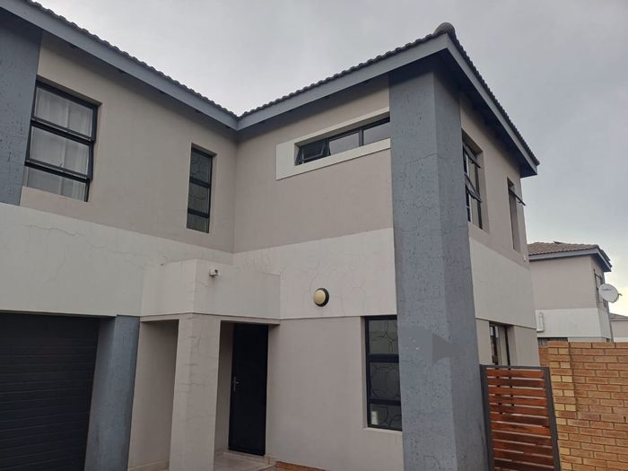 For Sale: 4-Bedroom House in Thatchfield Ridge with Community Park and Secure Estate.