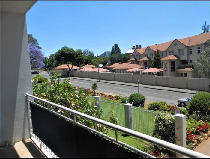 Spacious 3-bedroom apartment in Birdhaven with lift, parking, and security. To Rent.