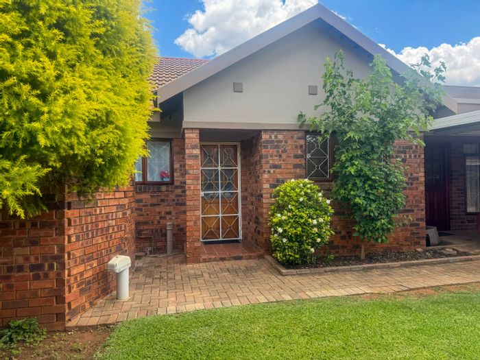 Flamwood Townhouse For Sale: 3 beds, private garden, security estate amenities.