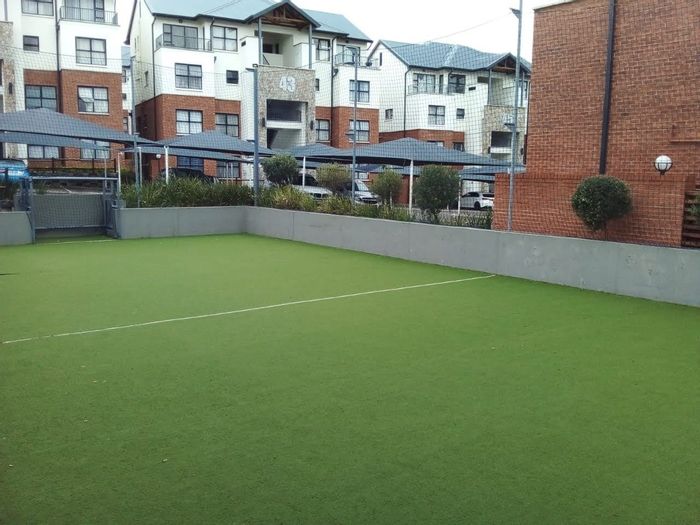 Olivedale Apartment To Rent: Top-floor, balcony, gym, pool, and pet-friendly park.