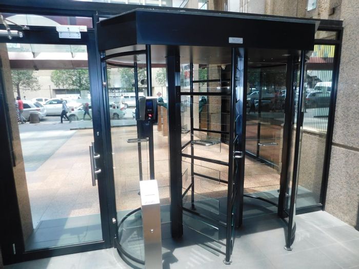 1-Bedroom Apartment To Rent in Johannesburg Central with 24/7 security and transport access.