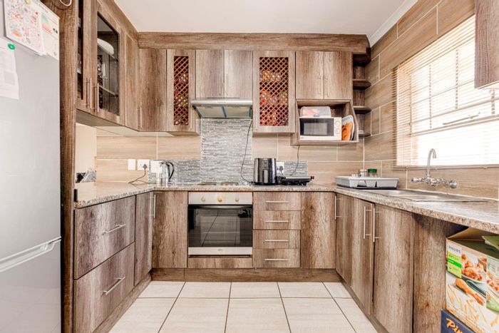 Groblerpark Apartment For Sale: 2 Bedrooms, secure complex, braai area, close to amenities.