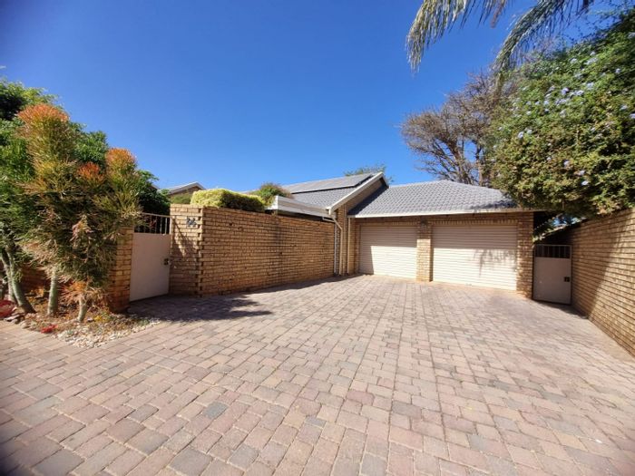 Eldoraigne Townhouse For Sale: Solar system, private garden, two garages, pet-friendly.