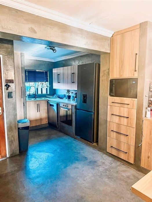 For Sale: Townhouse in Jansenpark with 2 bedrooms, functional kitchen, and efficient layout.