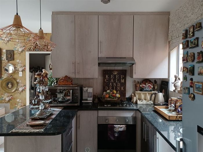 For Sale: House in Glen Marais with 3 bedrooms, 2 bathrooms, and garage.