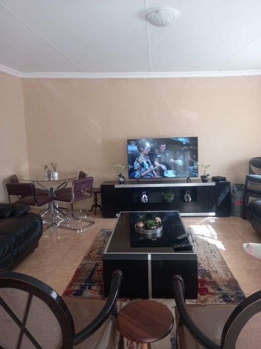 3-Bedroom House To Rent in Danville with spacious yard and prepaid electricity.