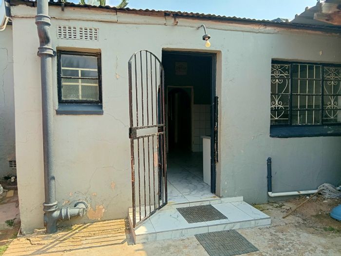 House To Rent in Boksburg North: 3 Bedrooms, Open Plan Kitchen, Prepaid Electricity.
