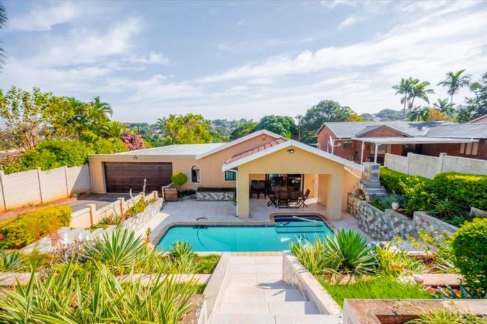 Glen Anil House For Sale: 3 beds, pool, flatlet, pizza oven, spacious garden.