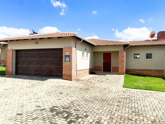 Noordwyk House For Sale: 3 beds, solar power, private garden, pool access.