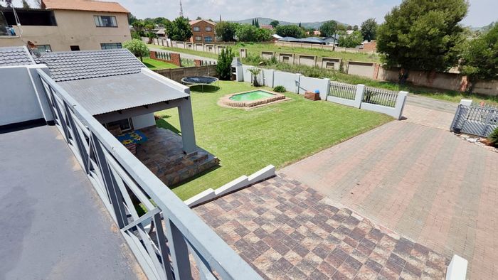 House for Sale in Vaal Marina Central: 3 beds, splash pool, waterfront access.