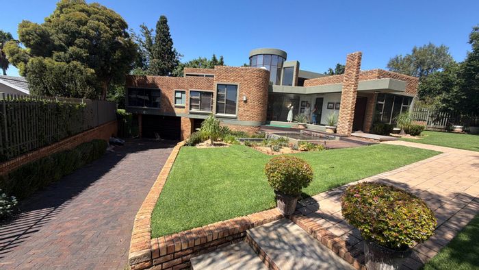 For Sale: House in Wilkoppies with pool, air-conditioning, and solar panels.