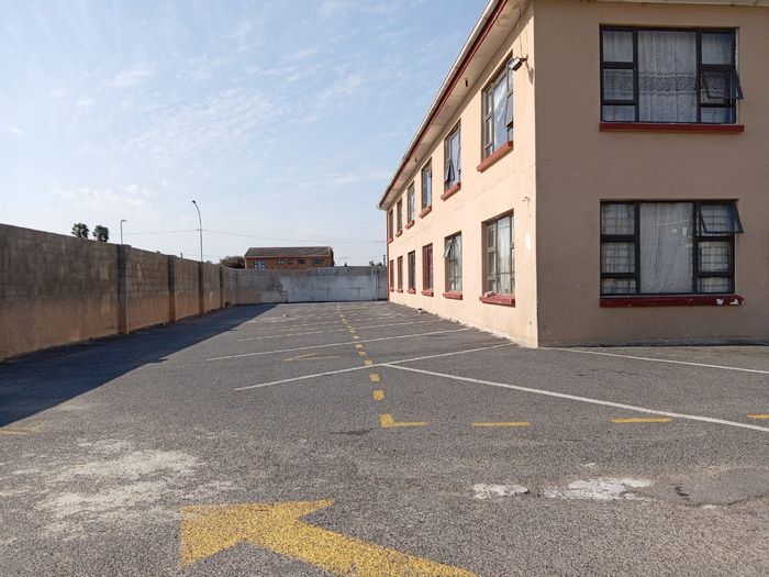 Gersham Apartment For Sale: Ground-floor, 2 bedrooms, open-plan kitchen, low-maintenance living.