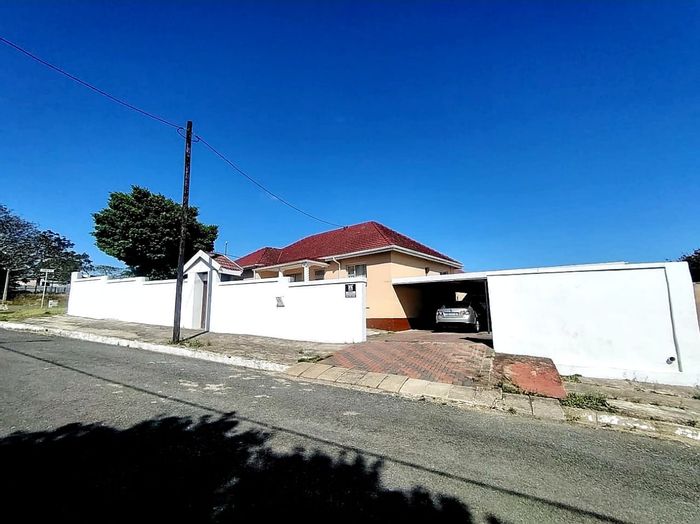 Spacious 3-bedroom house in Cambridge West with double garage and flatlet for sale.