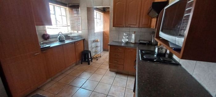 For Sale: Glen Marais Townhouse with 3 bedrooms, double garage, and scullery.
